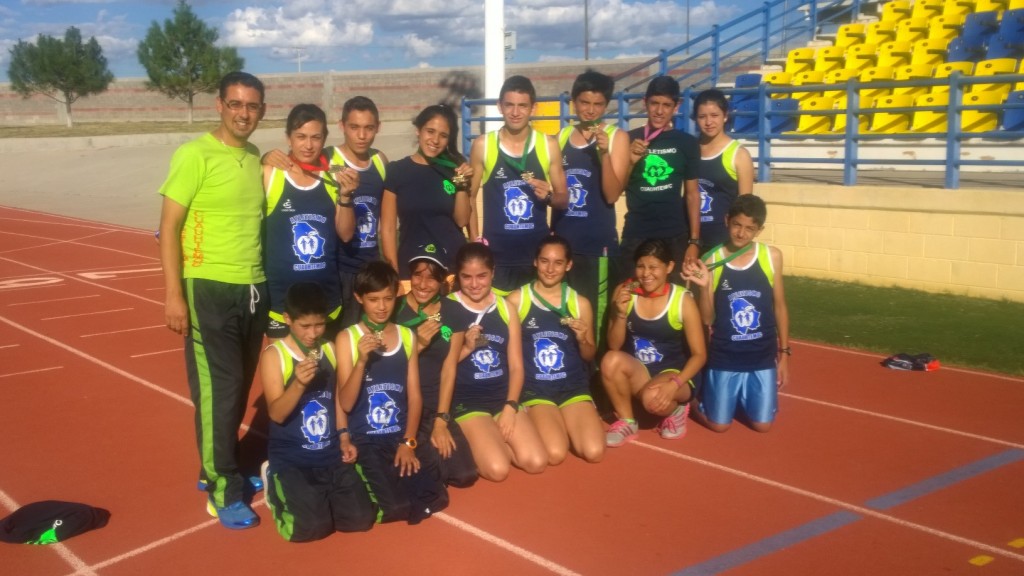 Rafael Pasillas y equipo de atletismo de Cuauhtemoc, brillante actuacion en el pasdo Madio Maraton en Chihuahua.