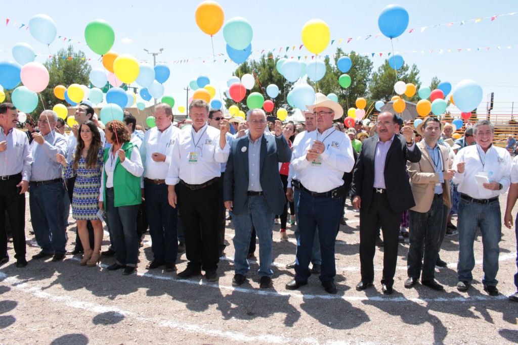 Lanzan globos en inauguración de expo