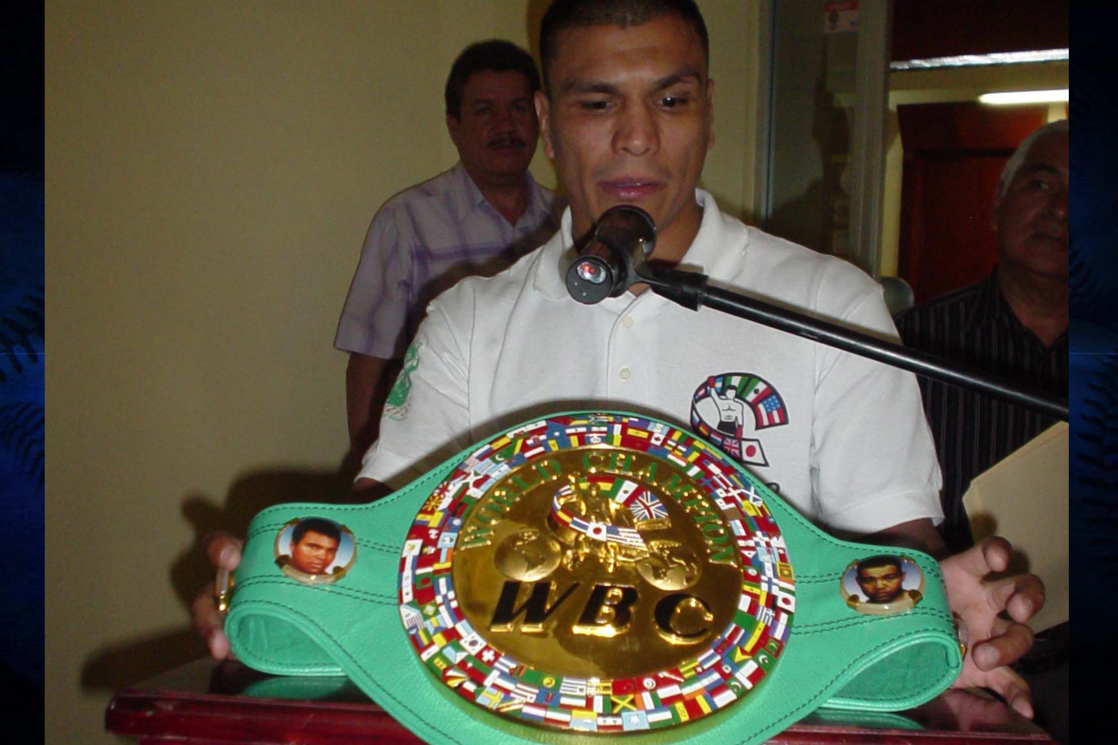 PONCE DE LEON, EN LA REVANCHA ESPERA NOQUEAR A JOHNNY GONZALEZ.