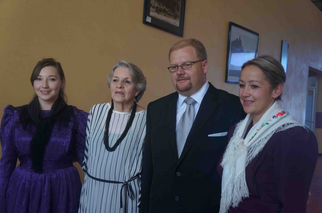 PINTORA ELIZABETH WIEBE CON NARRADOR WERNER WIEBE