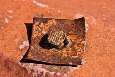 5621540-el-clavo-oxidado-viejo-clavado-en-un-techo
