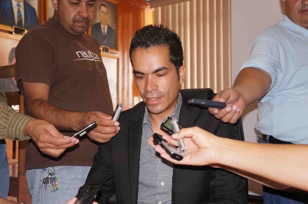 ÁLVARO TERRAZAS DIRECTOR Director de Extensión Universitaria