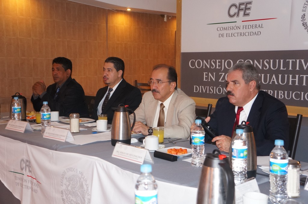 ALCALDE HELIODORO JUAREZ EN REUNIÓN CON CFE