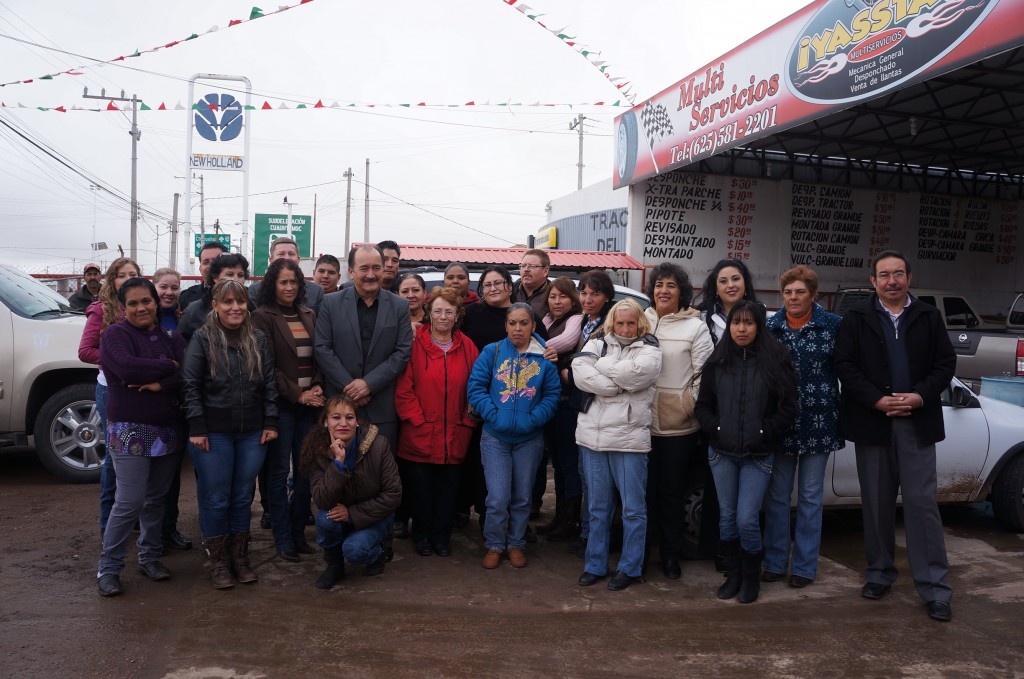 EL PRESIDENTE HELIODORO JUAREZ CON MUJERES INSCRITAS AL TALLER DE MECANICA