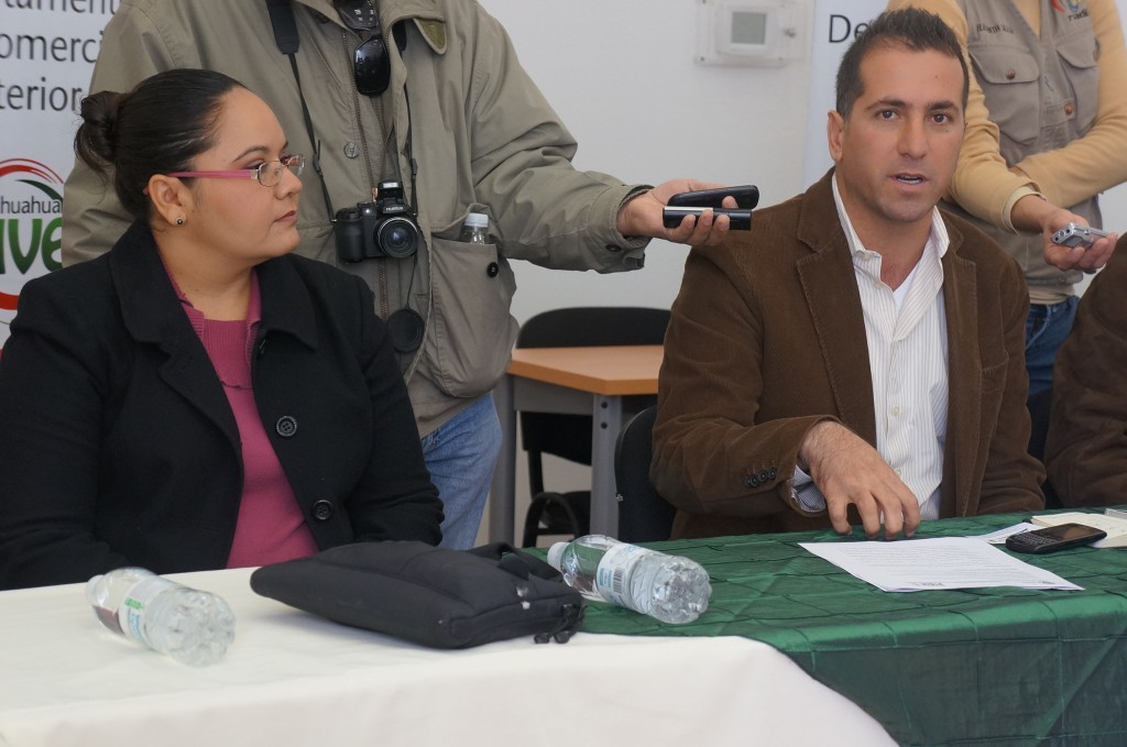 EL SUBSECRETARIO DE ECONOMIA EN RUEDA DE PRENSA CON LA REGIDORA BELINDA PALOMINO