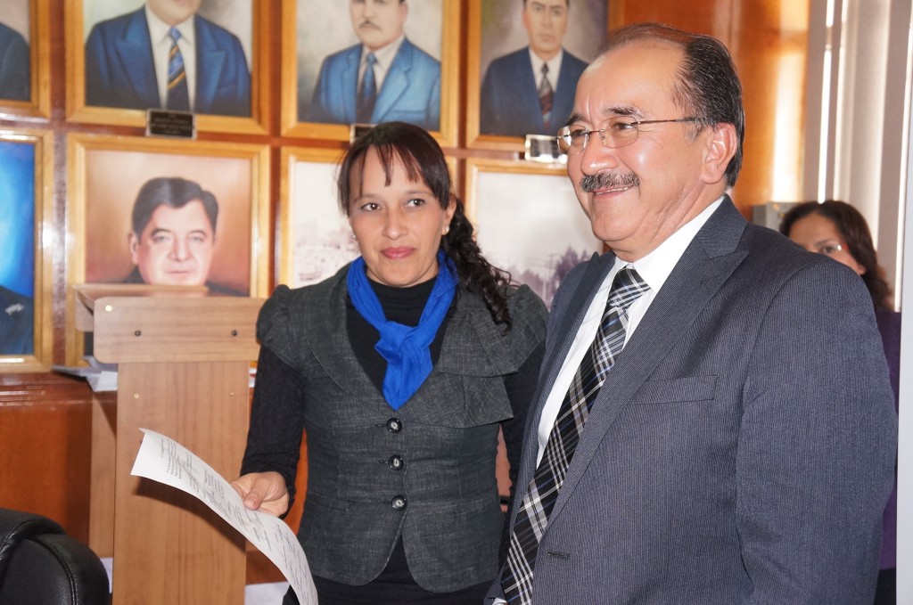 ENTREGA DE CONSTANCIA DE MAYORÍA A REGIDORA DE LÁZARO CÁRDENAS MARIA EDUVIGES CHAVEZ CUENVAS