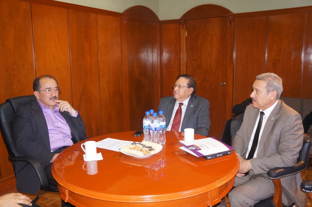 RECTOR DE LA UACH ENRIQUE SEAÑEZ SAENZ VISITA AL ALCALDE HELIODORO JUAREZ