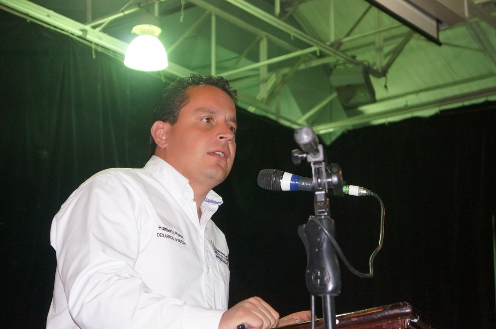 DIRECTOR DE DESARROLLO SOCIAL EN ENTREGA DE APOYOS A ESCUELAS