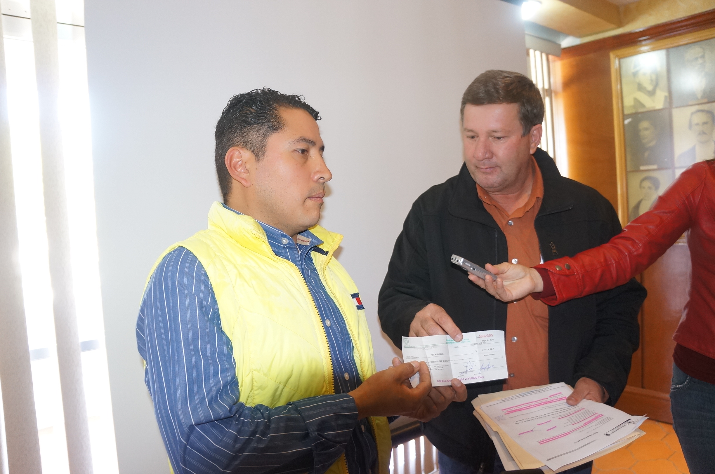EL DIRECTOR DE FOMENTO ECONOMICO JAVIER MALAXECHEVARRÍA ENTREGA CHEQUE A ABEL MUÑOZ ALMANZA