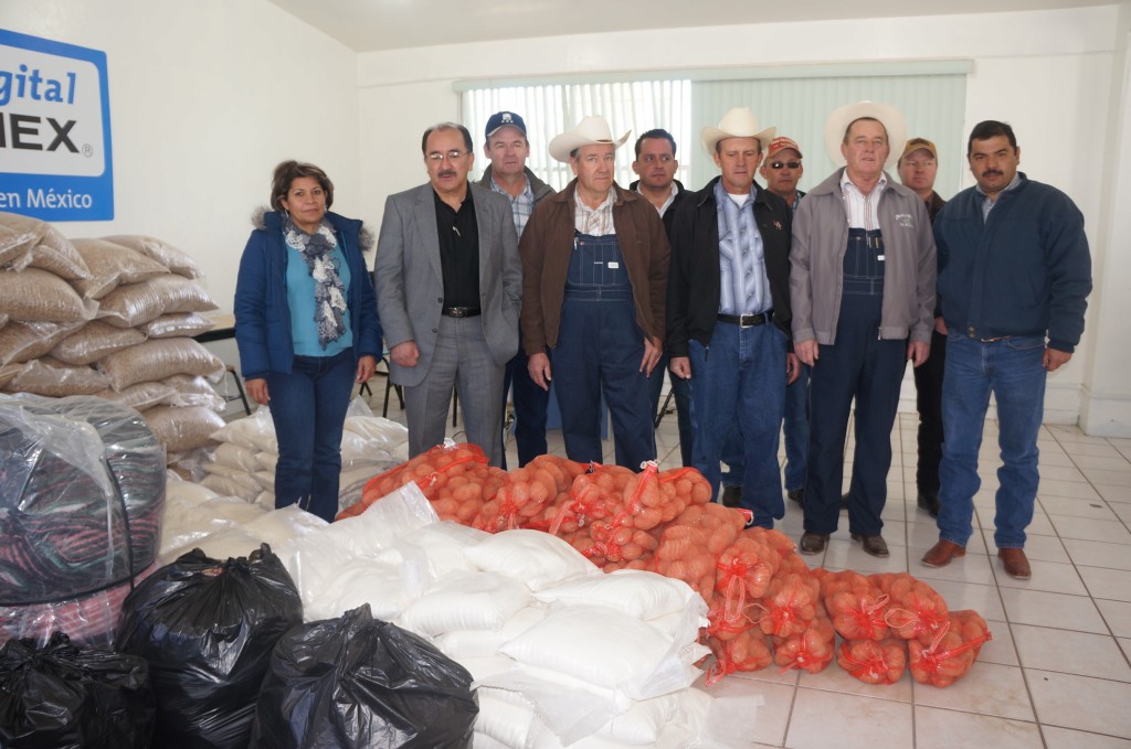 PRESIDENTE MUNICIPAL, DIRECTORA DE LA ESCUELA, FUNCIONARIOS Y MENONITAS QUE DONARON LAS DESPENSAS