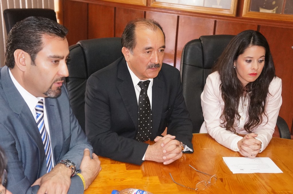 EL ALCALDE CON EL SINDICO DE JUAREZ Y LA SINDICA LOURDES PEREZ