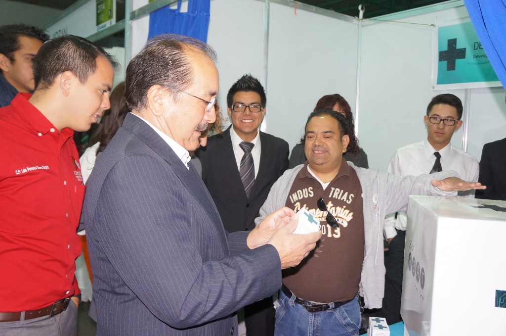 ALCALDE RECORRE STANDS DE LOS ALUMNOS