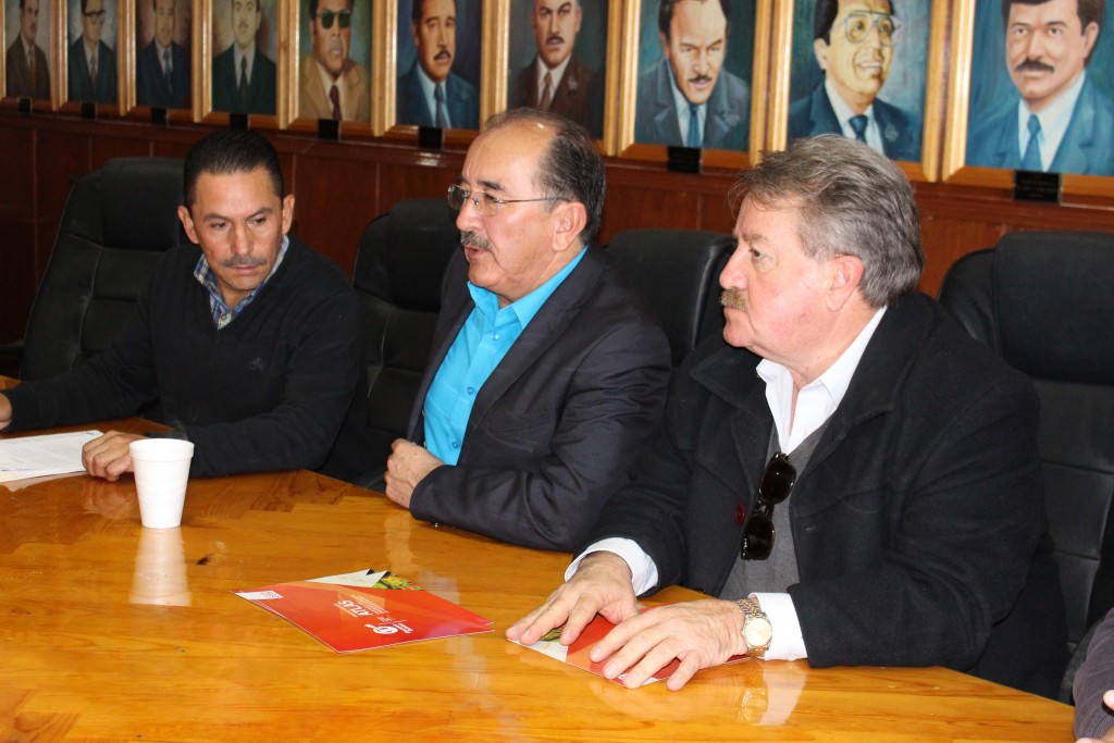 El alcalde acompañado de miembros del Observatorio