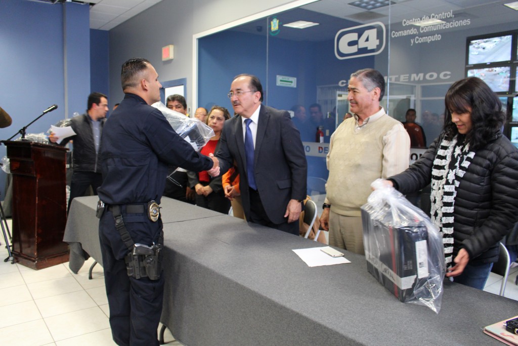 Reciben nuevos unfiormes agentes de policía