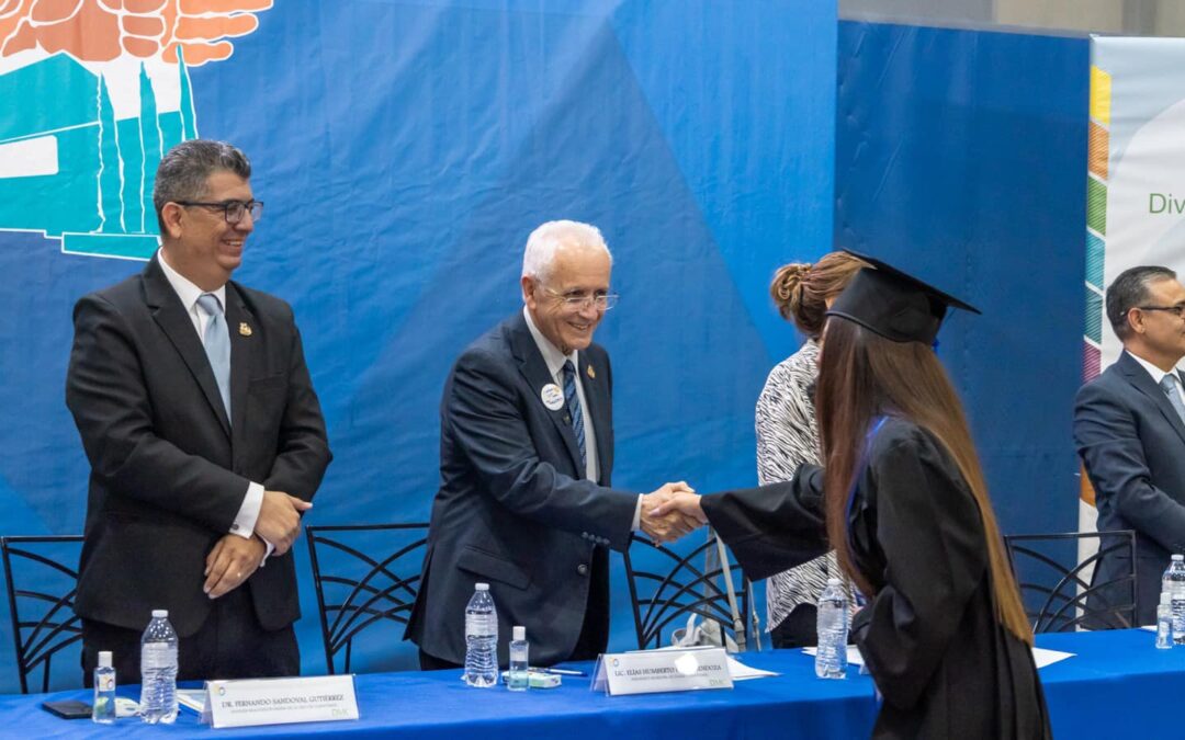 ASISTE  ALCALDE A GRADUACION DE LA UACJ