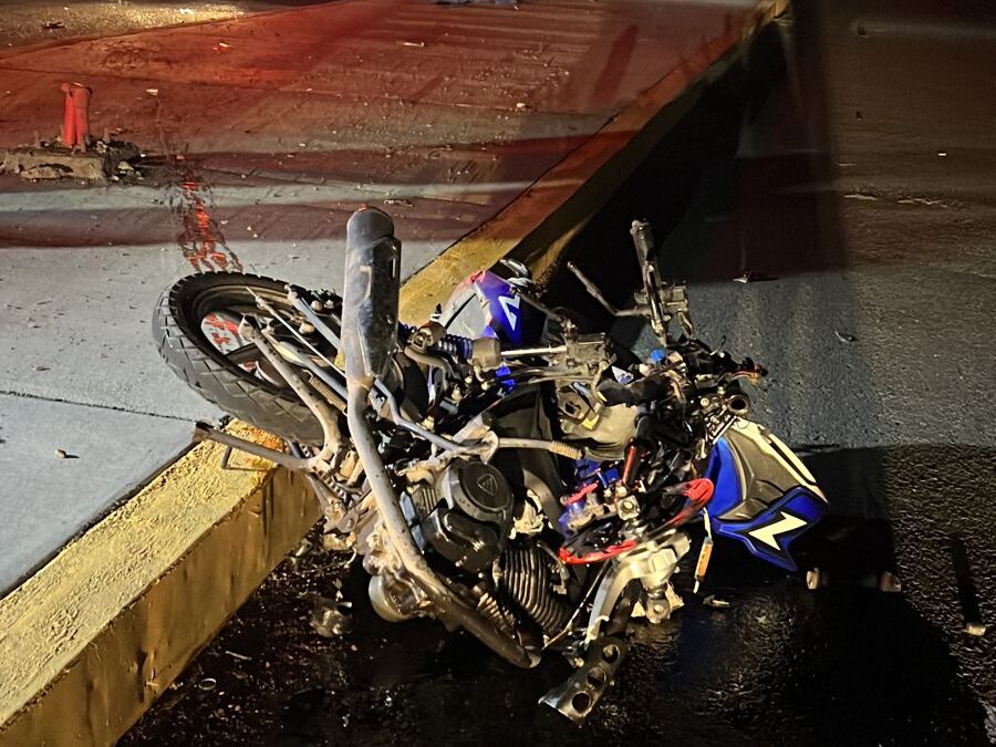 MURIO AL SER IMPACTADO EN SU MOTO, EN OTRO HECHO: ASEGURAN PICAP CON VIDRIOS ROTOS Y MACHA DE SANGRE
