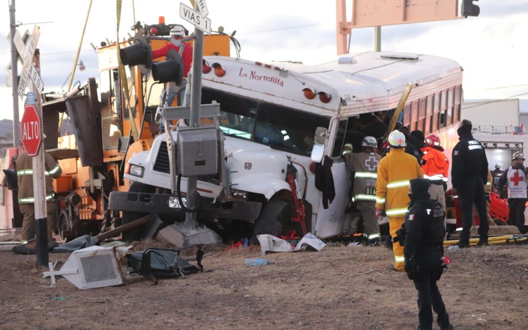 CHOQUE  DE AUTOBUS; 4 ATRAPADOS, 3 MAYORES Y MENOR DE 10 AÑOS DE EDAD