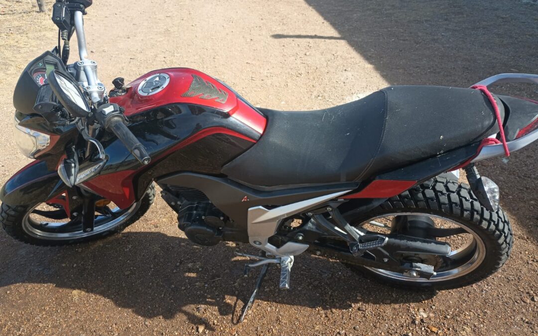 LO TRANZARON CON MOTO; IBAN A PROBARLA Y SE LA ROBARON