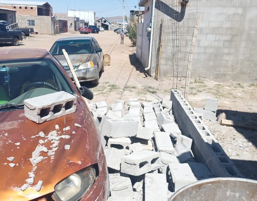 COLAPSA BARDA POR REMOLINO Y DAÑA AUTO  DE  PASTOR