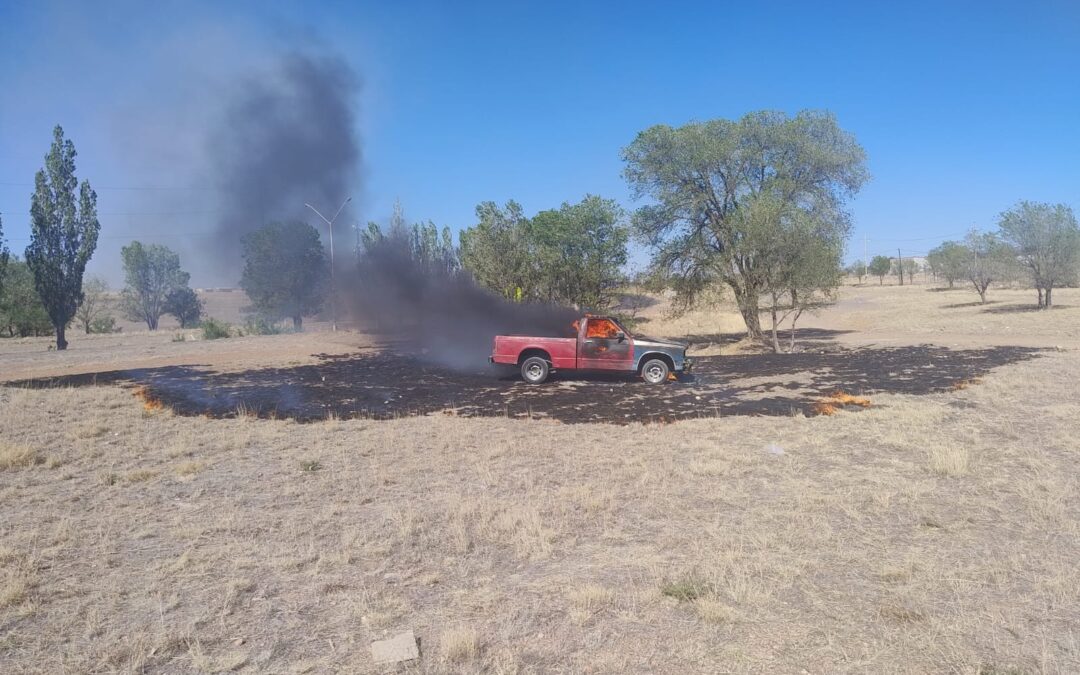  SE INCENDIA PICK UP POR CORTO CIRCUITO