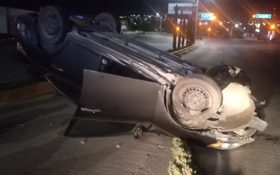 PERDIÓ EL CONTROL ,CHOCÓ  Y VOLCÓ ,SALIÓ ILESO