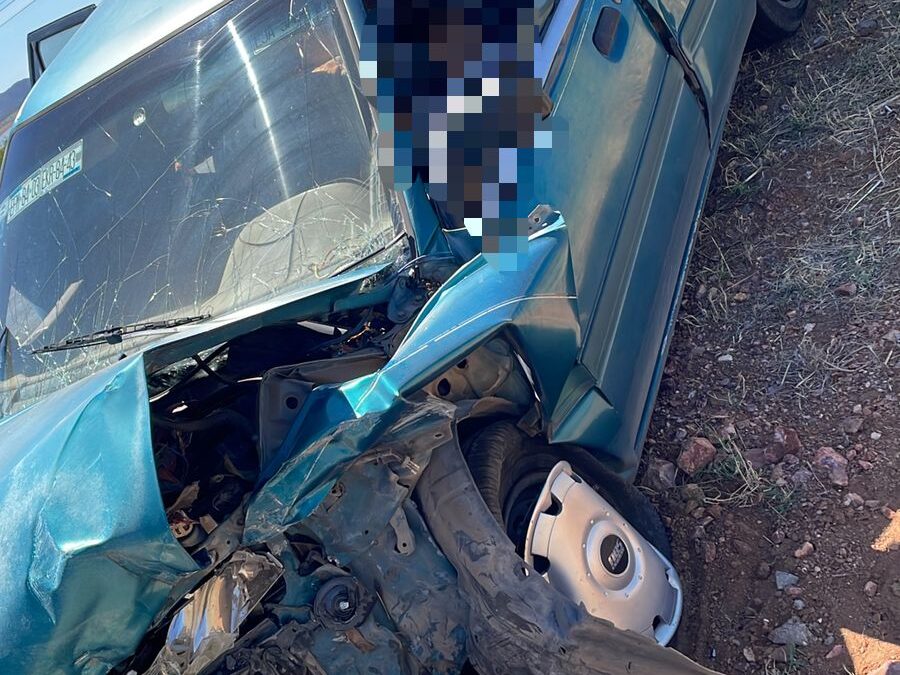 CONDUCTORA PIERDE EL CONTROL, CHOCA Y QUEDA ATRAPADA