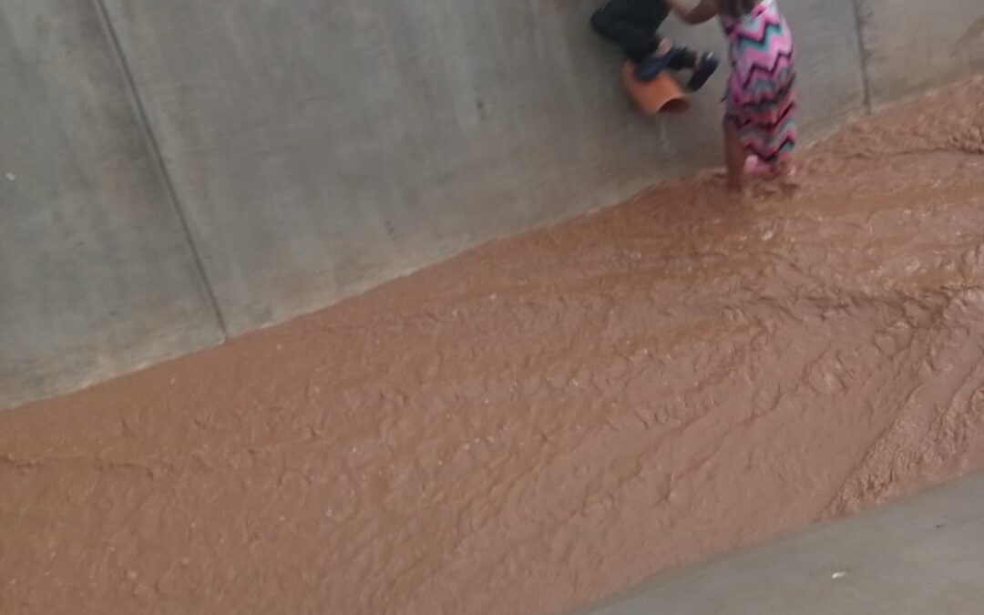 RESCATAN A MENORES  ESTABAN JUGANDO EN CANAL DE DESAGUE