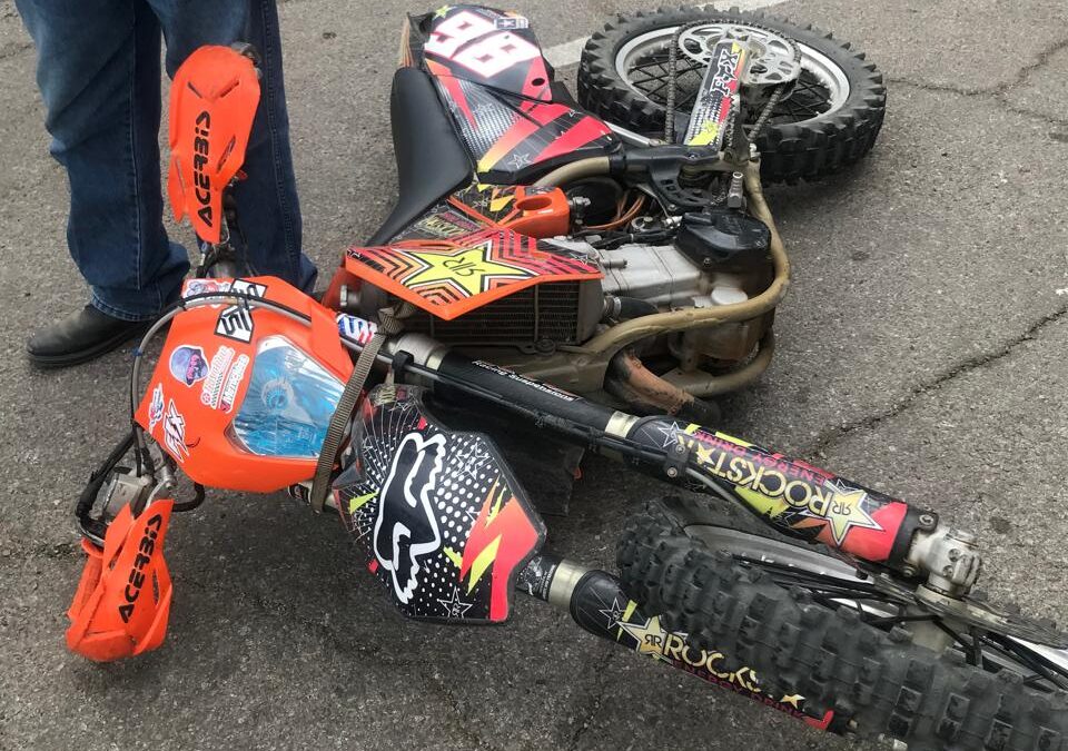 JEEP IMPACTA A MOTOCICLETA CONDUCTOR  RESULTÓ LESIONADO