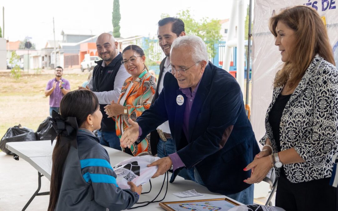 ENTREGAN 1400 PAQUETES DE ÚTILES ESCOLARES