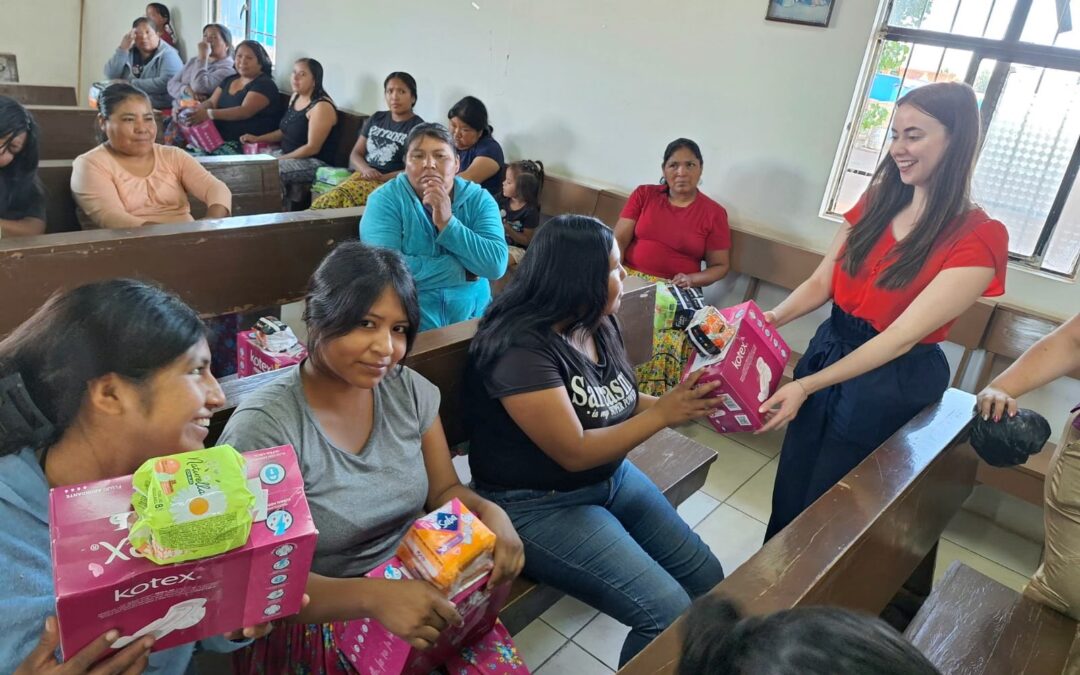 IMMUJERES ENTREGA TOALLAS SANITARIAS A MUJERES RARAMURI