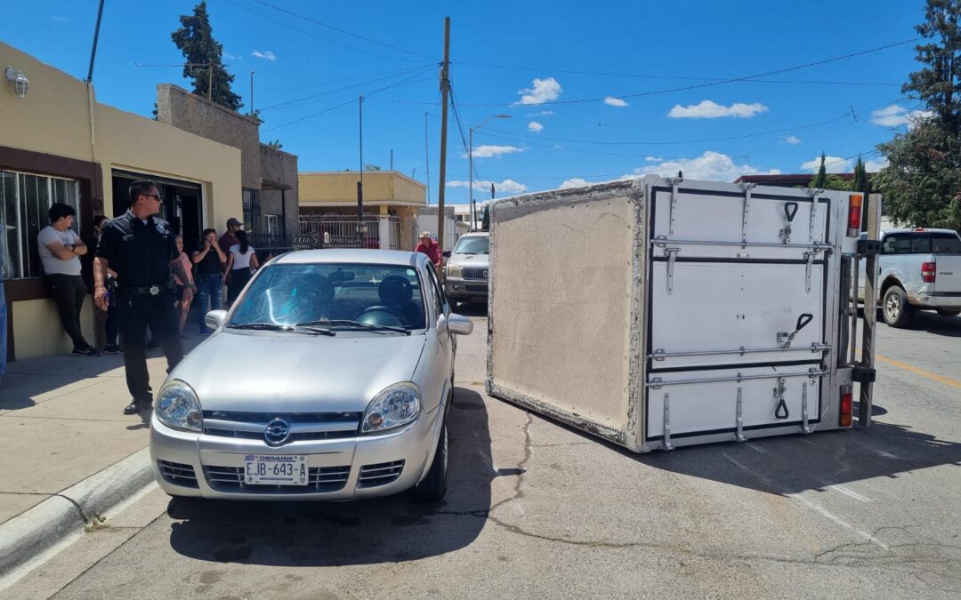 PEGA A VEHICULO AL HUIR  IMPACTA AUTO  ESTACIONADO Y VUELCA