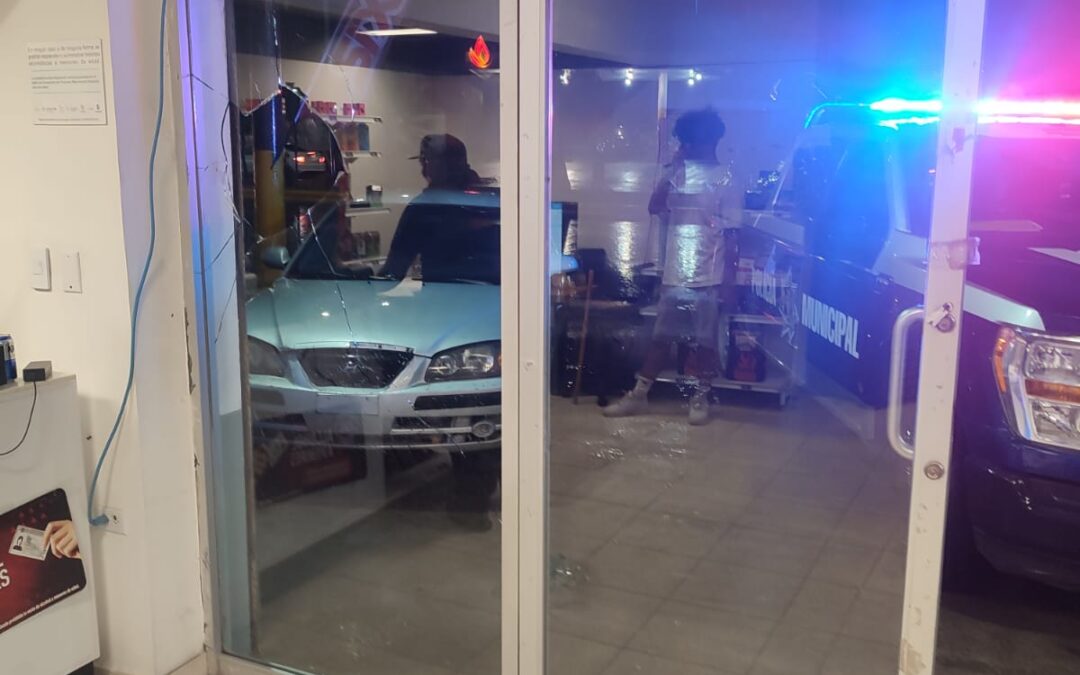 TOCÓ VIDRIO DE EXPENDIO AL NO OBTENER RESPUESTA  LO QUEBRÓ CON UNA PIEDRA