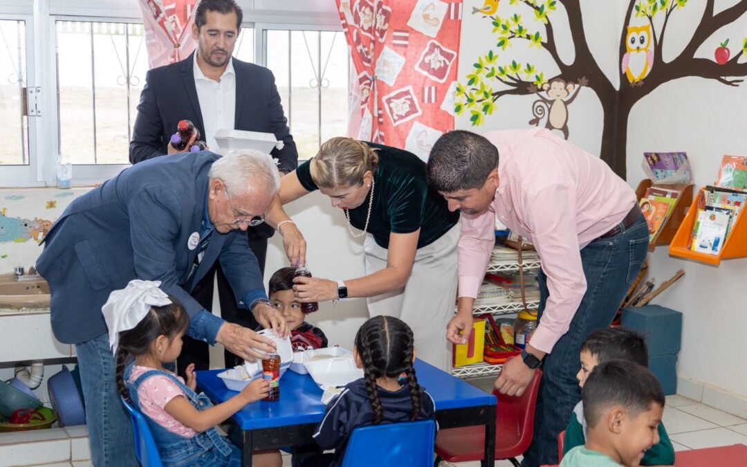 BETO PÉREZ ENCABEZA ENTREGA DE 1111 DESAYUNOS ESCOLARES