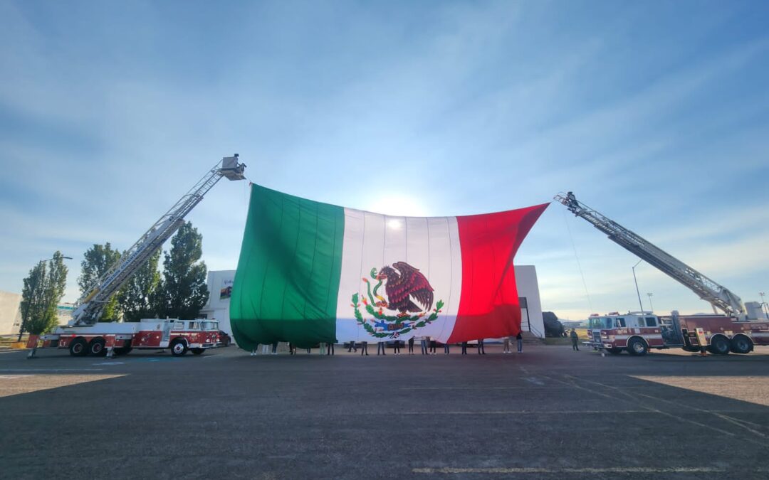 DEPLIEGAN MONUMENTAL BANDERA EN EL TEC