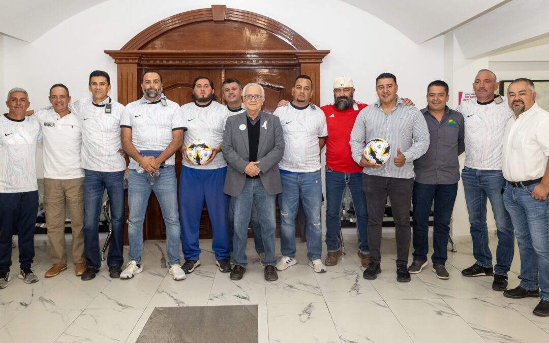 ALCALDE ENTREGA UNIFOMES A JUGADORES VAN CONTRA “LEYENDAS DEL AMERICA”
