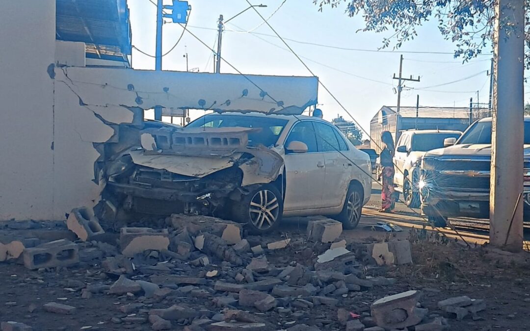 SE IMPACATAN CONTRA BARDA DE AUTO LAVADO