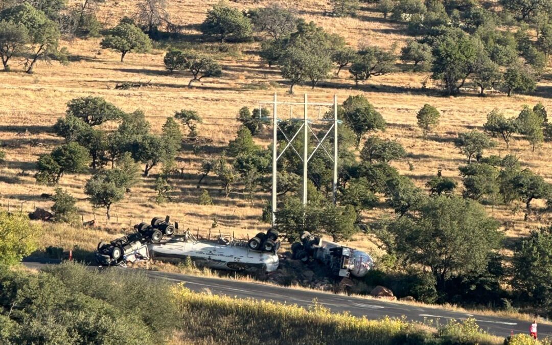 CONTINUAN  TRABAJOS  EN ACCIDENTE DE  PIPA; CHOFER FUERA DE PELIGRO