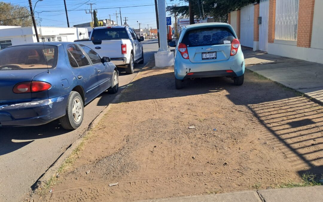 SANCIONAN A CONDUCTORES QUE SE ESTACIONAN SOBRE BANQUETAS