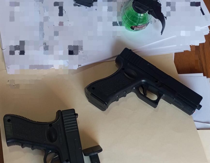 ESTUDIANTES PORTABAN ARMAS DE JUGUETE Y AMENZABAN A COMPAÑEROS