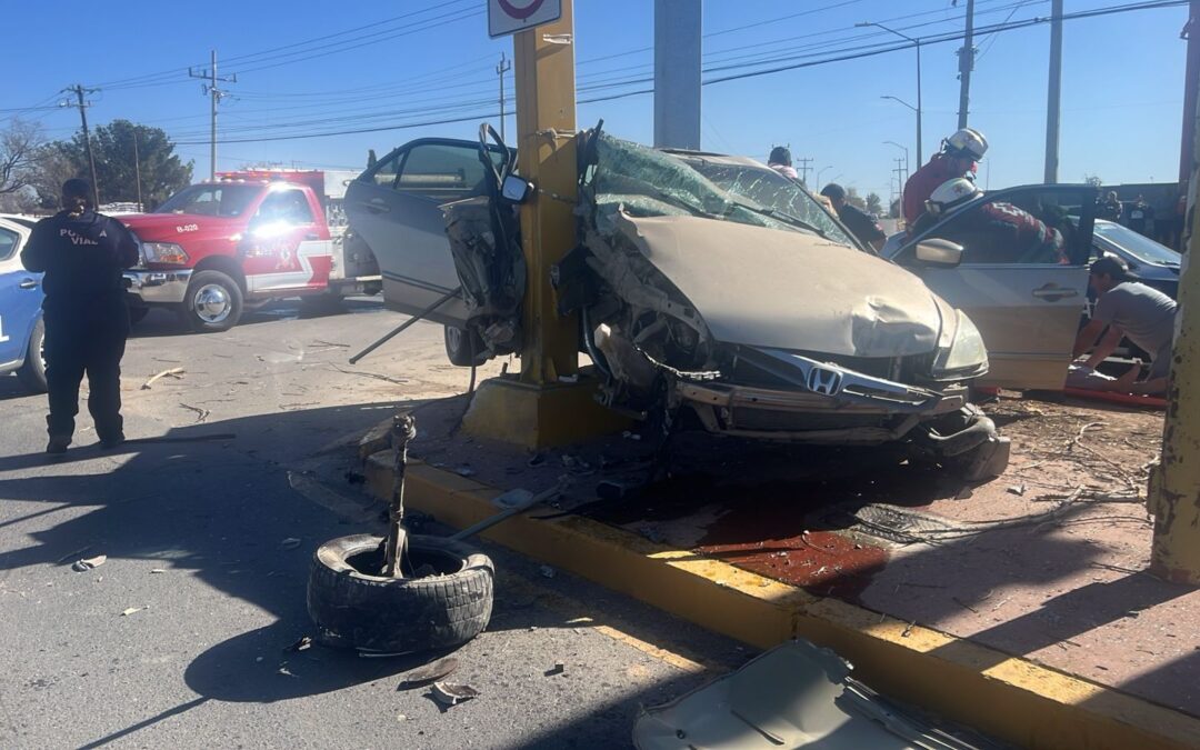 DOS LESIONADAS EN CHOQUE POR LA MORELOS FRENTE  TERRENOS DE LA FERIA