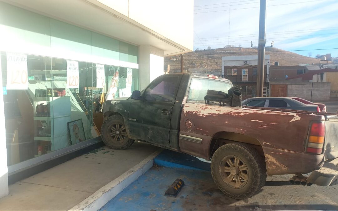 PICK UP ESTACIONADA SE IMPACTA CONTRA FARMACIA: EMPLEADA RESULTA CON LESIONES