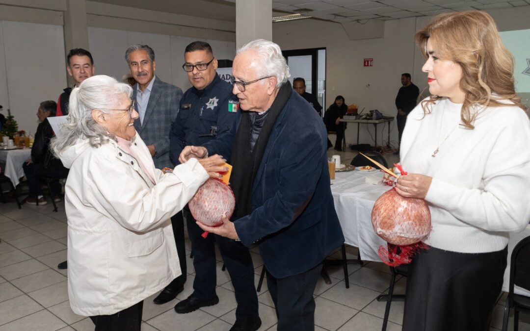 ALCALDE  BETO PÉREZ COMPARTE DESAYUNO  NAVIDEÑO CON GUARDIAS ESCOLARES