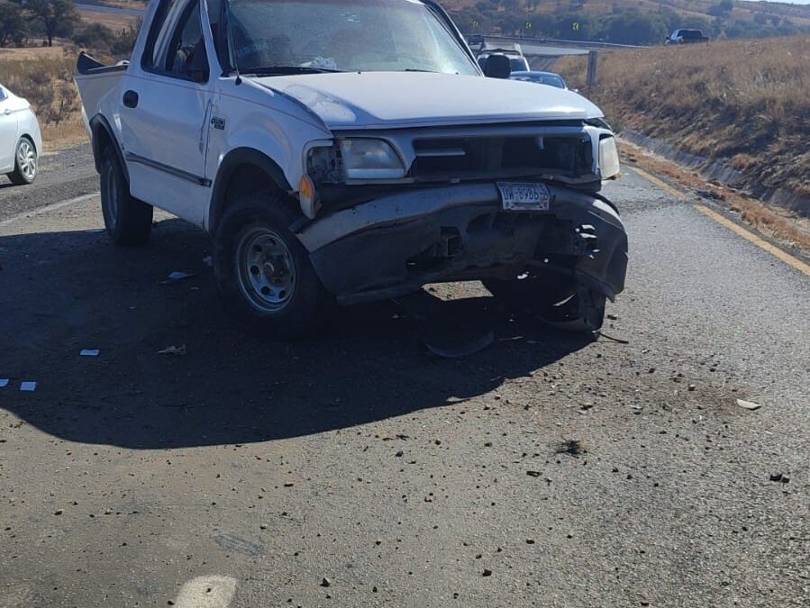 AUXILIAN A MUJER SUFRIÓ ACCIDENTE CARRETERA A CHIHUAHUA