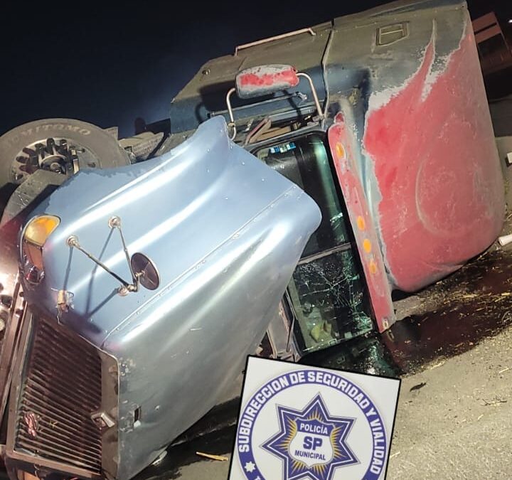 VOLCADURA  CON 600 MIL PESOS EN DAÑOS TRANSPORTABA PACAS DE ALFALFA