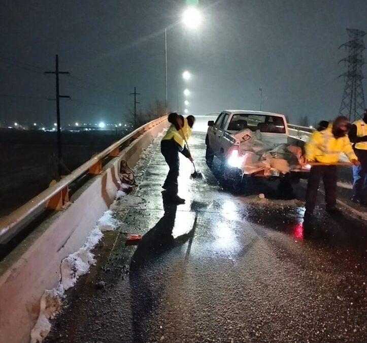 CIERRAN CALLES, COLOCAN SAL, UNA VOLCADURA DURANTE LA PASADA NOCHE