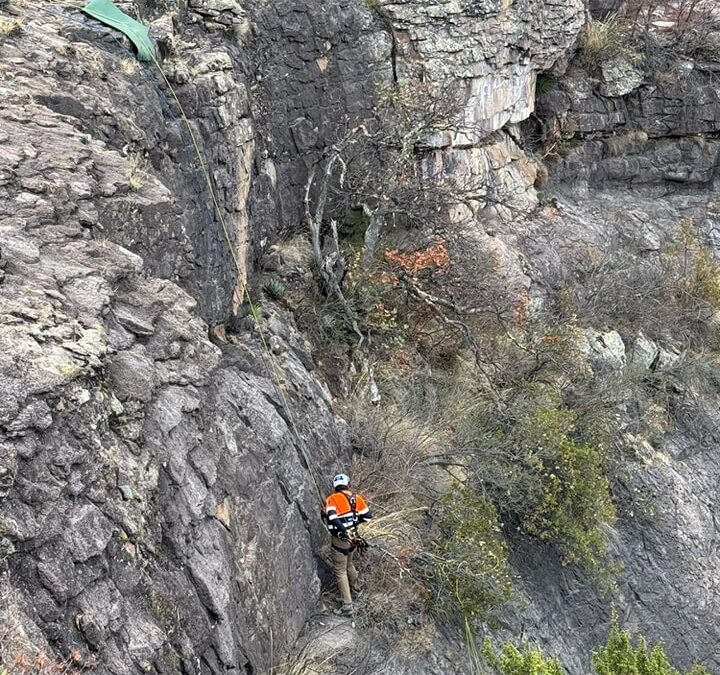 BUSCAN RECUPERAR CUERPO EN RIO URIQUE