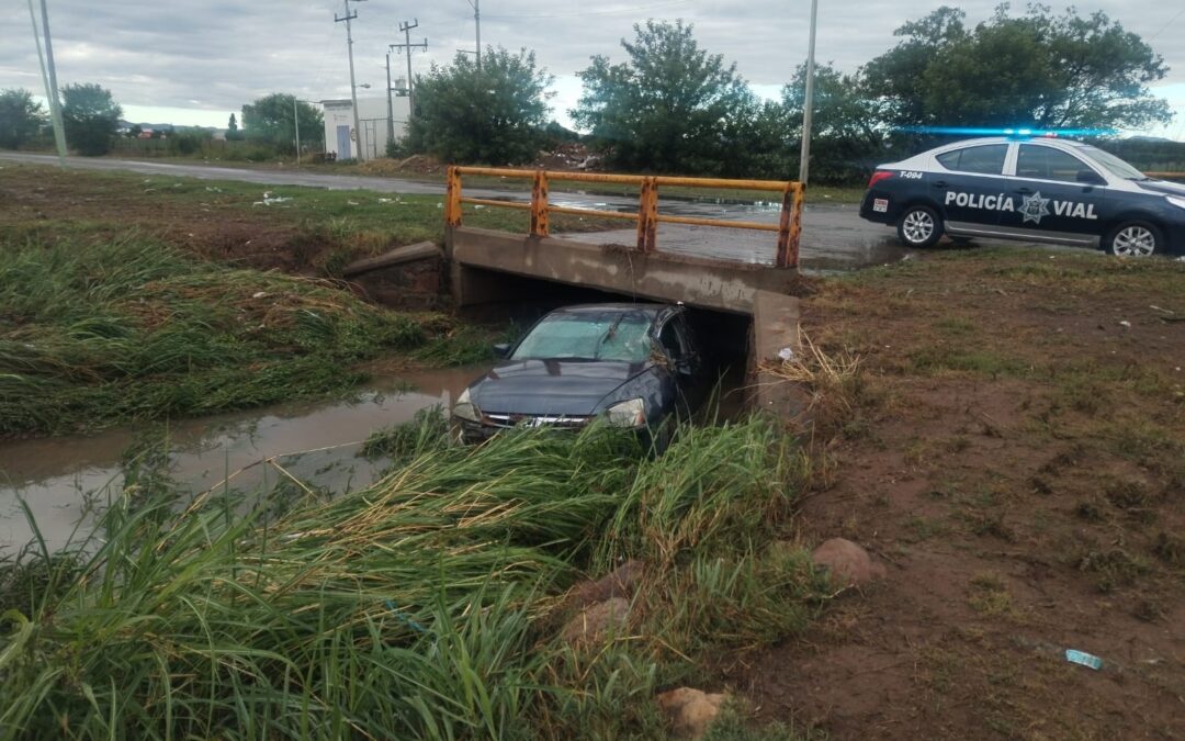 ASEGURAN AUTO ARRASTRADO POR LA CORRIENTE