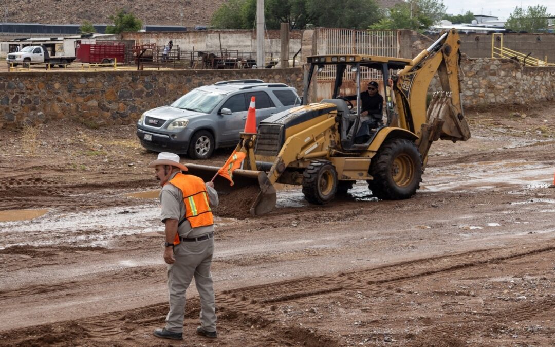 LIMPIAN  MATERIAL ARRASTRADO POR LAS LLUVIAS