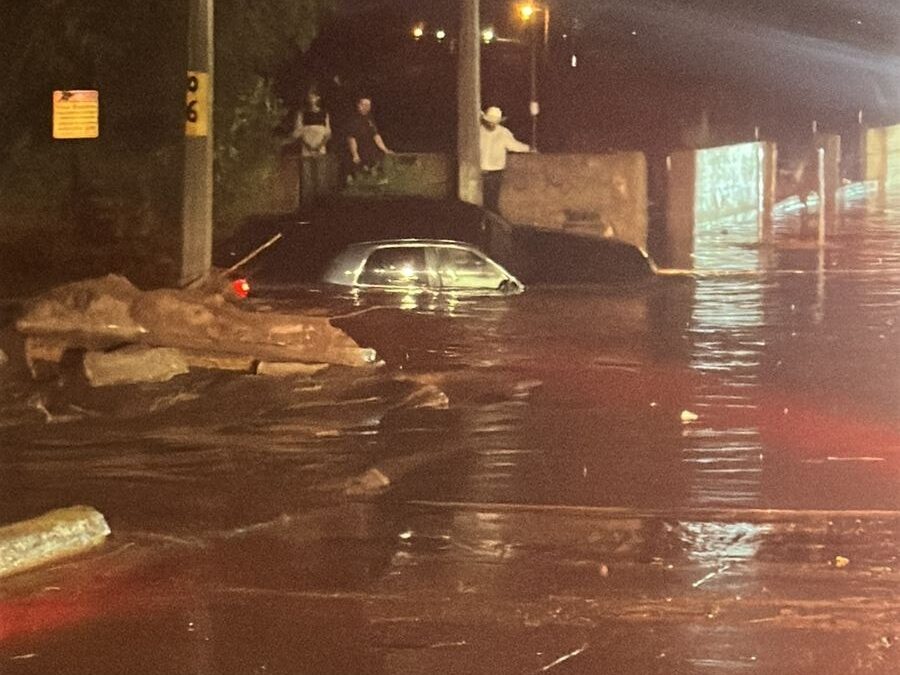 FUERTE LLUVIA CAUSA INUNDACIONES Y  ARRATRE DE VEHICULOS