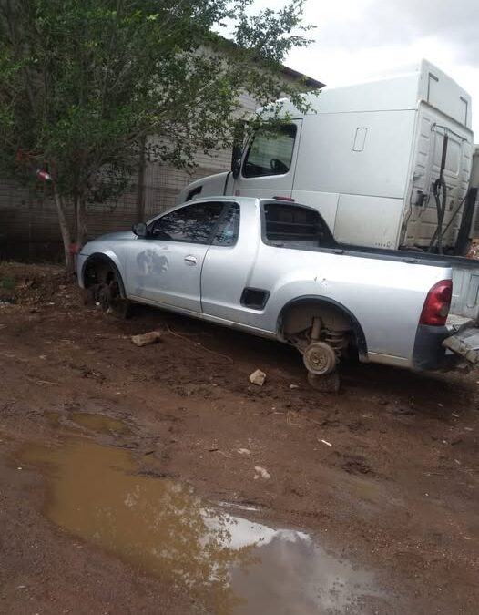 SIN LLANTAS ENCUENTRAN VEHICULO ROBADO
